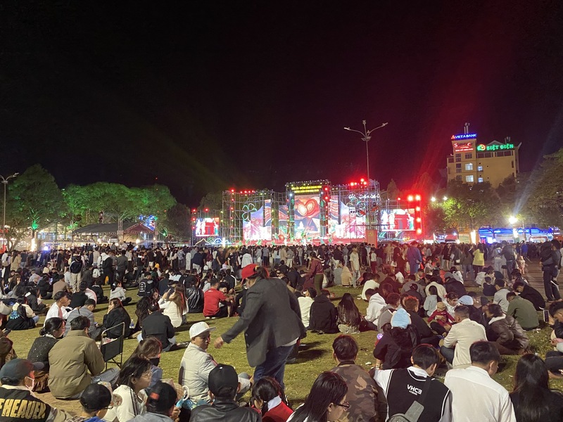 Hàng nghìn người dân có mặt ở Quảng trưởng 10/3. Ảnh: Công Bắc