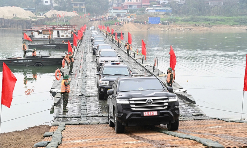 Cầu phao bắc qua sông Lô được thông xe ngay trong sáng 16/2 (ngày 29 Tết), sớm hơn yêu cầu Thủ tướng Chính phủ giao. (Ảnh: QĐND)
