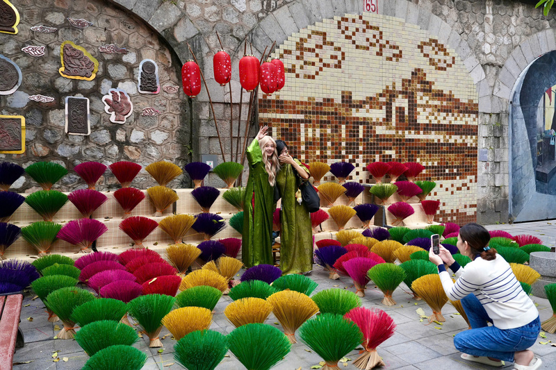 Chợ hoa phố cổ trở thành điểm hẹn văn hóa dịp Tết cổ truyền của dân tộc. Ảnh: Quỳnh Anh