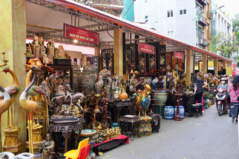Sản phẩm thủ công mỹ nghệ, làng nghề tạo điểm nhấn cho chợ hoa xuân phố cổ. Ảnh: Quỳnh Anh