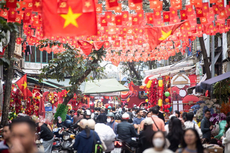 Chợ hoa xuân phố cổ 2026 tấp nập khách tham quan, mua bán. Ảnh: Quỳnh Anh