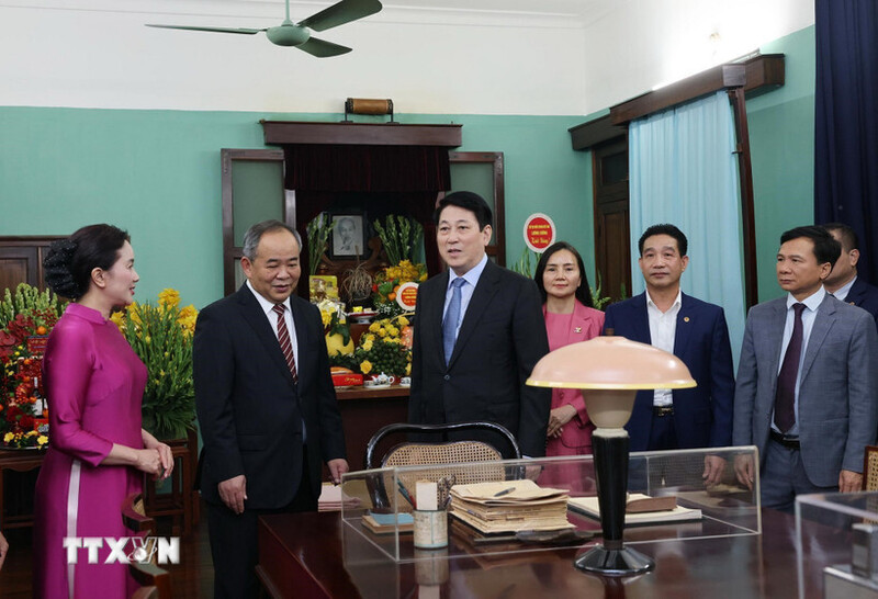 Chủ tịch nước Lương Cường tham quan Di tích Nhà 67 ở Khu Di tích Chủ tịch Hồ Chí Minh trong Phủ Chủ tịch. Ảnh: TTXVN
