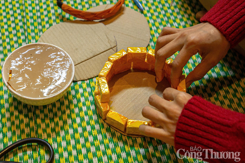 Khéo léo xây những chiếc bánh đơn lẻ thành tháp bánh phục vụ cho việc thờ cúng mỗi khi tết đến xuân về.