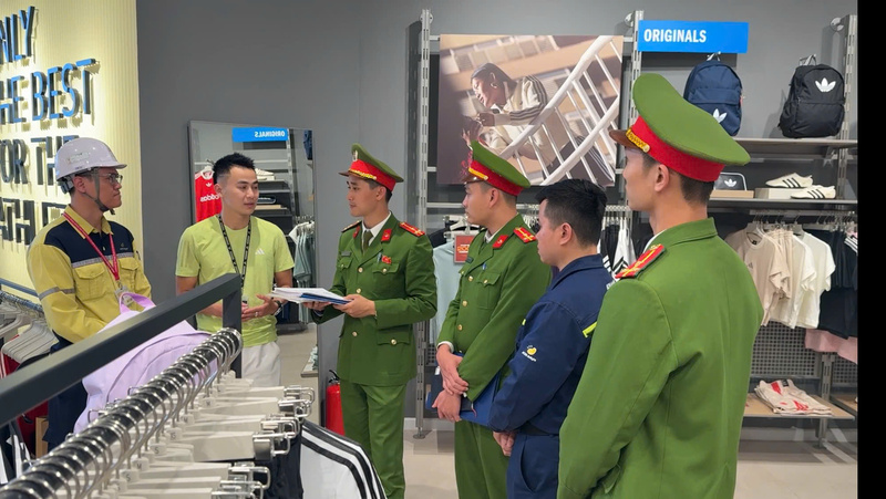 Tuyên truyền về công tác an toàn cháy nổ dịp tết tại các cơ sở kinh doanh trên địa bàn thành phố Huế. Ảnh: Nguyễn Tuấn