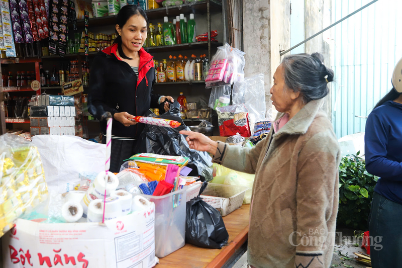 Chị Nguyễn Thị Duyên (thôn Trung Tiến, xã Thiên Cầm) chia sẻ, năm nào cũng vậy, dù siêu thị hay cửa hàng tiện lợi có mọc lên nhiều đến đâu, nhưng mỗi lần về quê, chị vẫn thích đi chợ truyền thống để cảm nhận hương vị Tết Nguyên đán đang đến gần.
