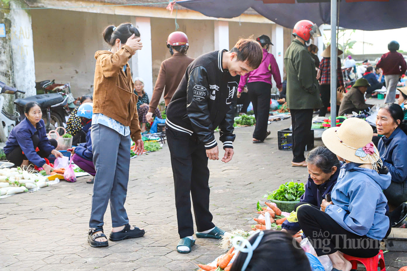 Ngược về chợ Đình (xã Cẩm Bình, Hà Tĩnh), không khí mua sắm cũng sôi động không kém. Chợ Đình từ lâu đã nổi tiếng là nơi hội tụ sản vật địa phương phong phú.