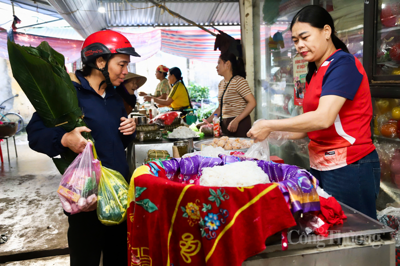 “Từ khoảng 23 tháng Chạp đến nay, chợ hầu như không lúc nào ngớt khách. Người dân mình vẫn ưu tiên mua sắm tại chợ truyền thống vì hàng hóa tươi ngon, giá lại phải chăng, quan trọng nhất là không khí mua bán có sự trao đổi, hỏi han nhau. Dù bận rộn, mệt nhưng chúng tôi thấy vui vì thấy sắc xuân tràn ngập,” chị Hoa niềm nở cho hay.