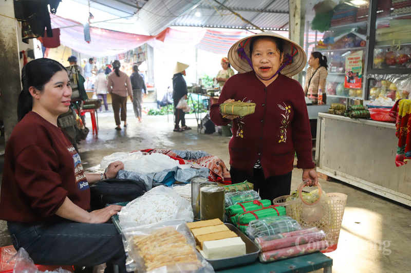 Bà Hoàng Thị Bình (thôn Tân Vĩnh Cần, xã Cẩm Bình) đang lựa chọn những món đồ thờ cúng để chuẩn bị cho mâm cơm tất niên. Bà bộc bạch: “Dù bận rộn đến mấy, gia đình tôi cũng phải sắm sửa Tết tươm tất. Đi chợ Tết bây giờ cũng nhàn lắm, cái gì cũng có, từ cành đào thắm đến lọ dưa hành muối sẵn”.
