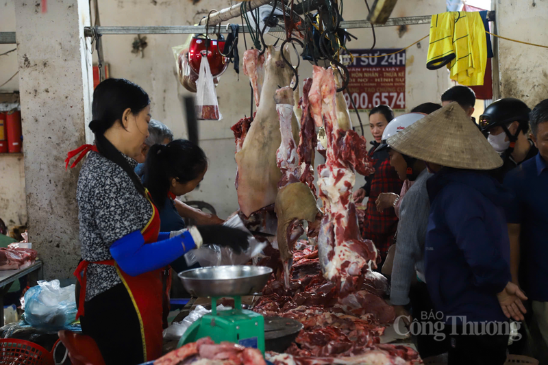 Chị Lê Thị Hoa, tiểu thương có thâm niên bán thịt tại chợ Đình cho biết, lượng khách năm nay đổ về chợ đông hơn dự kiến.