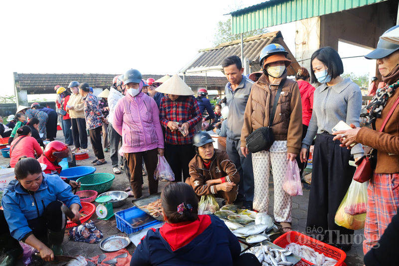 Ngay từ tờ mờ sáng, con đường dẫn về chợ Trường, xã Thiên Cầm, Hà Tĩnh đã rộn ràng tiếng xe cộ, tiếng cười nói.