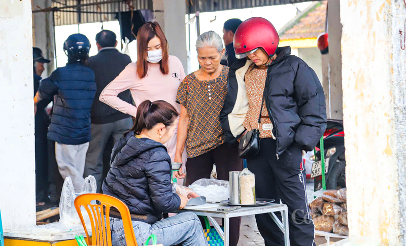 “Đi chợ Tết ở đây không chỉ là mua sắm, mà để hít hà mùi trầu không, mùi gừng, mùi khói hương... Những thứ đó tạo nên cái hồn của Tết. Là người con làm ăn xa quê, tìm về chợ quê để thấy lòng mình bình yên, thấy hương vị Tết xưa vẫn còn vẹn nguyên”, bà Duyên chia sẻ.