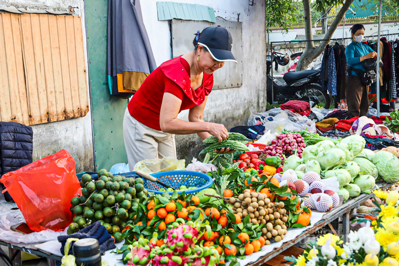 Những ngày cuối năm, chợ như một bức tranh đa sắc thái, từ các mặt hàng thiết yếu như gạo nếp, đậu xanh cho đến đồ trang trí thủ công hay các loại bánh trái đặc sản.