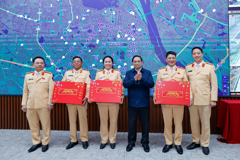Thủ tướng Phạm Minh Chính tặng quà, chúc Tết lực lượng cảnh sát giao thông. Ảnh: VGP