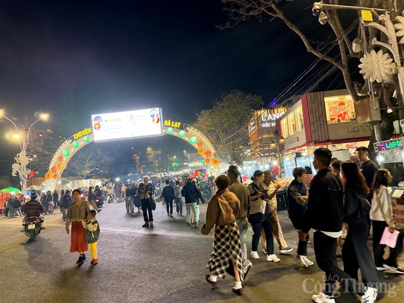 Lượng du khách đổ về các điểm trung tâm của Đà Lạt trong tối 16/2 tăng cao. Ảnh: Minh An