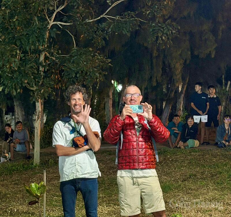 Du khách ghi lại khoảnh khắc chào đón năm mới tại Đặc khu Phú Quý. Ảnh: BTC