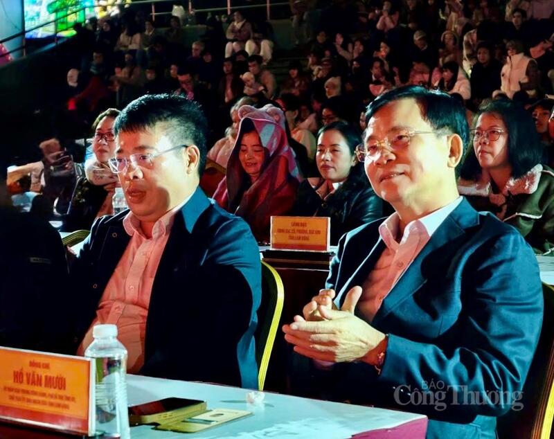 Ông Hồ Văn Mười, Ủy viên Trung ương Đảng, Phó Bí thư Tỉnh ủy, Chủ tịch UBND tỉnh Lâm Đồng (bìa phải) cùng ông Nguyễn Ngọc Phúc, Phó Chủ tịch UBND tỉnh Lâm Đồng dự chương trình chào đón năm mới tại Quảng trường Lâm Viên. Ảnh: Minh An