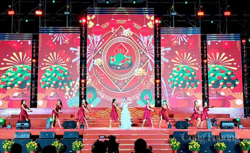 Chương trình đặc sắc tại Quảng trường Nguyễn Tất Thành, phường Phan Thiết. Ảnh: BTC