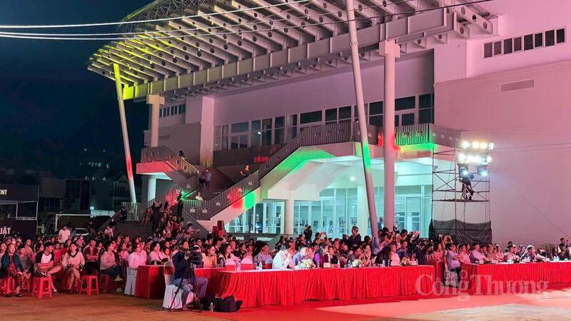 Người dân và du khách đón xem tại Quảng trường Nguyễn Tất Thành. Ảnh: BTC