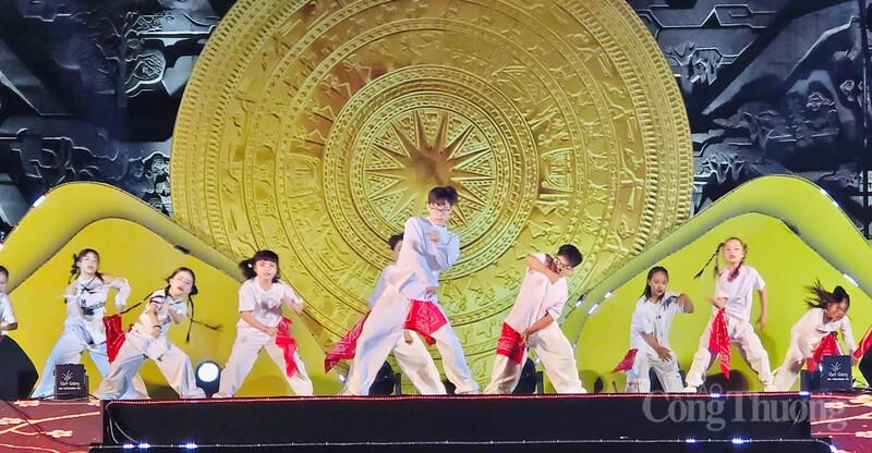 Các phần trình diễn ấn tượng, thu hút người dân đến xem.