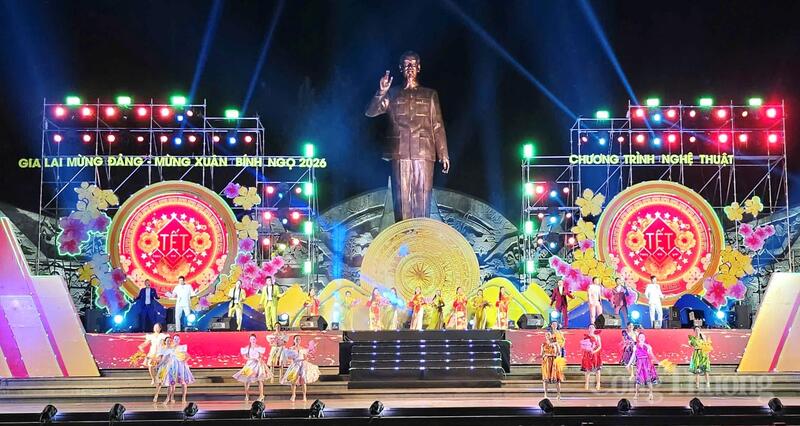 Người dân phố núi Pleiku ngập tràn cảm xúc trong đêm hội Xuân Bính Ngọ - 9