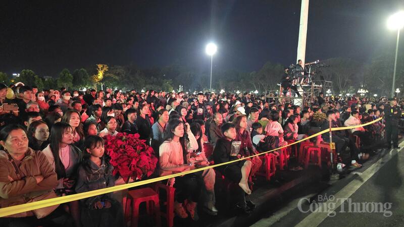 Đông đảo người dân phố núi theo dõi chương trình nghệ thuật đặc biệt.