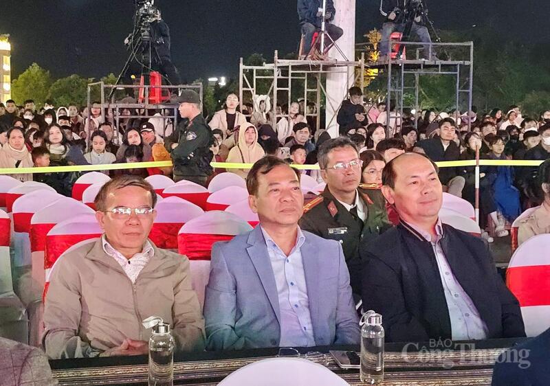 Người dân phố núi Pleiku ngập tràn cảm xúc trong đêm hội Xuân Bính Ngọ - 6