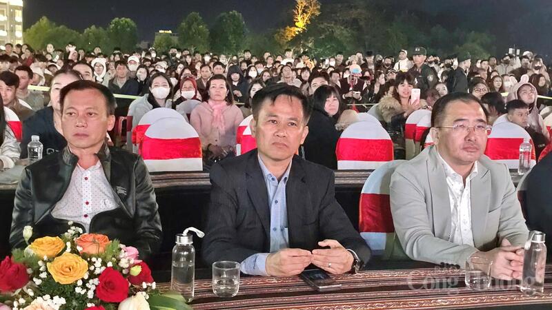 Các đại biểu tham dự chương trình tại điểm cầu Quảng trường Đại Đoàn Kết (phường Pleiku).