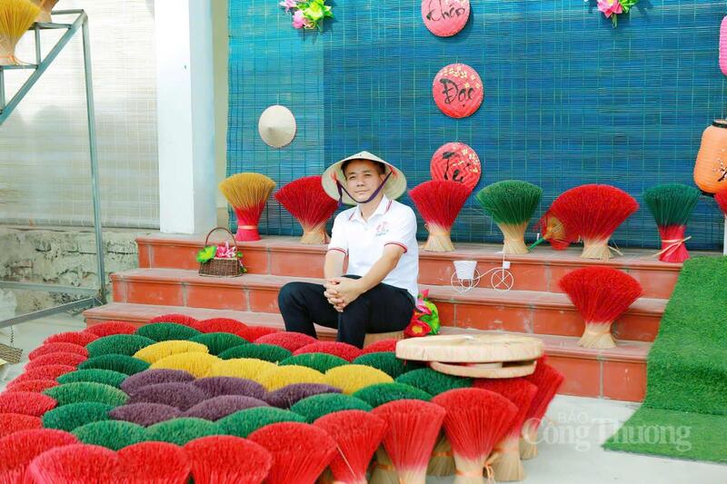 Ông Nguyễn Tiến Thi, Hợp tác xã sản xuất hương làng nghề Xà Cầu. Ảnh: N.H