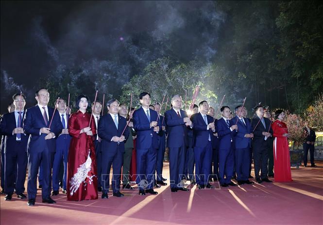Tổng Bí thư Tô Lâm và các đại biểu dâng hương tại tượng đài Vua Lý Thái Tổ - Ảnh: TTXVN