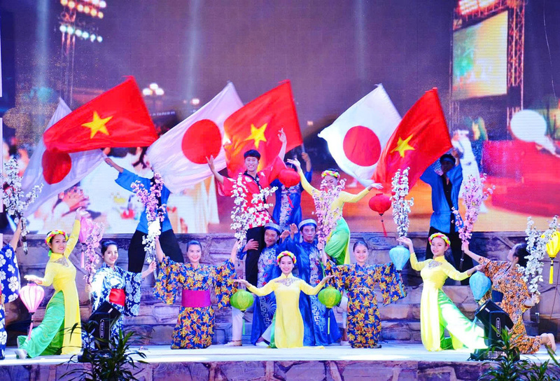 Chủ động hội nhập quốc tế về văn h&oacute;a, tiếp thu tinh hoa văn h&oacute;a nh&acirc;n loại, n&acirc;ng cao chất lượng thụ hưởng văn h&oacute;a cho người d&acirc;n.