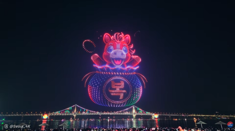 Vào dịp tết Nguyên đán 2026, với 2.500 thiết bị bay không người lái đã thắp sáng bầu trời phía trên bãi biển Gwangalli (Busan) bằng một màn trình diễn rực rỡ mang tên "Năm mới Phúc lành''. Ảnh: Seoul_4K