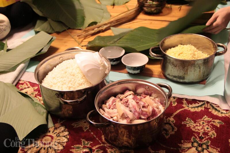 Giữa mùa đông xứ lạnh, phong tục gói bánh chưng giúp người Việt giữ trọn nếp nhà và cảm nhận không khí Tết quê hương. Ảnh: NVCC