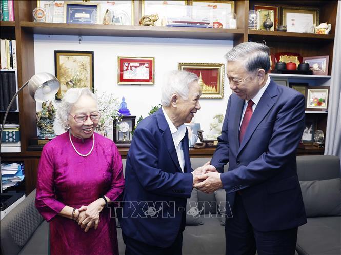 Tổng Bí thư Tô Lâm thăm, chúc Tết gia đình Giáo sư, Tiến sĩ, Nhà giáo Nhân dân Nguyễn Lân Dũng và Phó Giáo sư, Tiến sĩ, Thầy thuốc Nhân dân Nguyễn Kim Nữ Hiếu - Ảnh: TTXVN