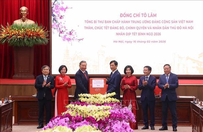 Tổng Bí thư Tô Lâm tặng quà, chúc Tết Đảng bộ, chính quyền và Nhân dân Hà Nội - Ảnh: TTXVN