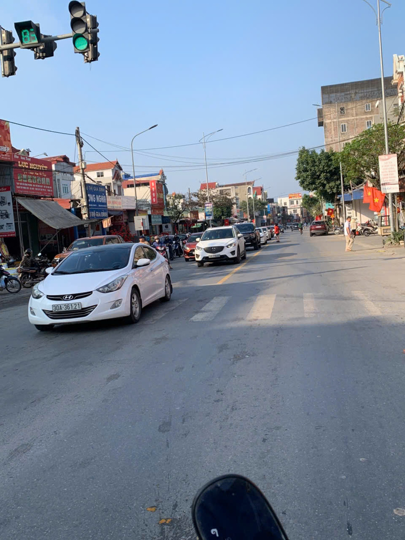 Người dân tuân thủ nghiêm luật lệ giao thông. Ảnh H.V