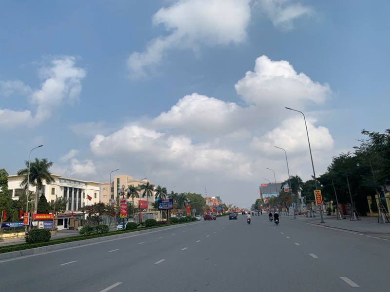 Giao thông thông thoáng, tạo cảm giác thanh bình. Ảnh Hồng Vũ