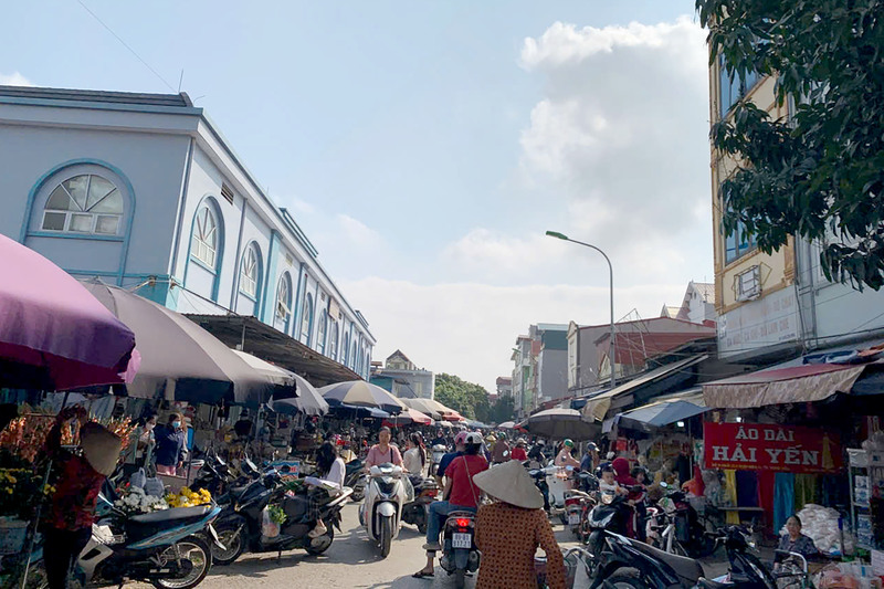 Chợ Phố Hiến vẫn đông đúc người mua sắm. Ảnh Hồng Vũ