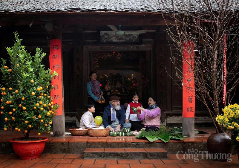 Gói bánh chưng không chỉ là chuẩn bị một món ăn, đó là một nghi thức. Từng đôi tay khéo léo xếp lá, đổ gạo, đặt nhân đỗ xanh, thịt mỡ như đang gói ghém cả tấm lòng thành kính gửi đến tổ tiên.