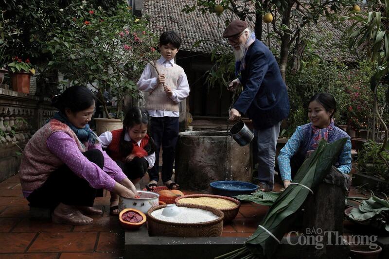 Hình ảnh người già múc nước, người trẻ vo gạo, rửa lá dong bên làn nước mát lành như một sự tẩy trần, gột rửa những bụi bặm của năm cũ để sẵn sàng đón nhận những điều thanh sạch nhất