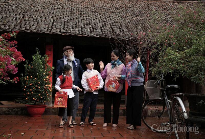 Giữa sân gạch vuông vức của ngôi nhà cổ, những món quà Tết giản dị trên tay người già và trẻ nhỏ không chỉ mang giá trị vật chất, mà còn chở nặng niềm vui về sự đoàn viên.