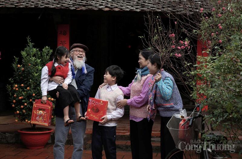 Chiếc xe đạp cũ cùng cành đào bích như nhắc nhớ về một thời gian khó nhưng ấm áp tình người của Hà Nội những năm tháng chưa xa.