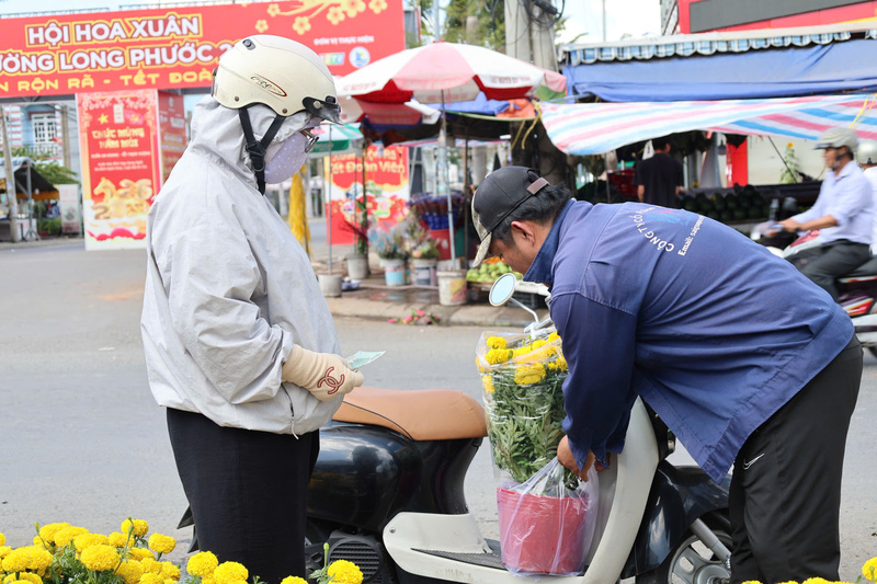 Với ưu điểm dễ chăm sóc và màu sắc bắt mắt, các loại hoa cúc luôn được người dân ưu tiên lựa chọn để trang hoàng nhà cửa trong ngày cuối năm. Ảnh: Minh Anh.