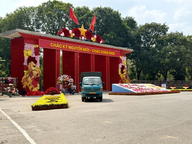 Cổng chào Công viên Thống Nhất vắng bóng người tới tham quan. Ảnh: Diệu Anh