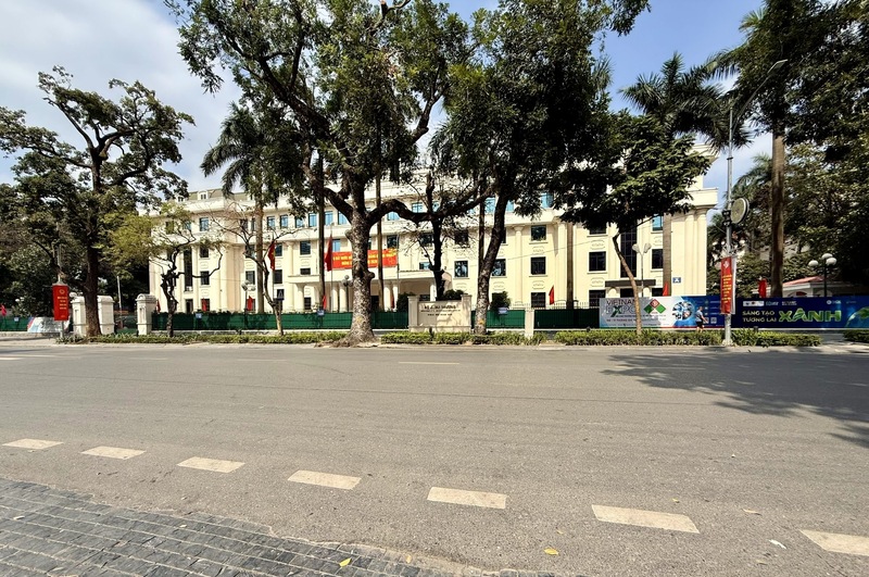 Vắng bóng xe qua lại trên phố Hai Bà Trưng. Ảnh: Diệu Anh