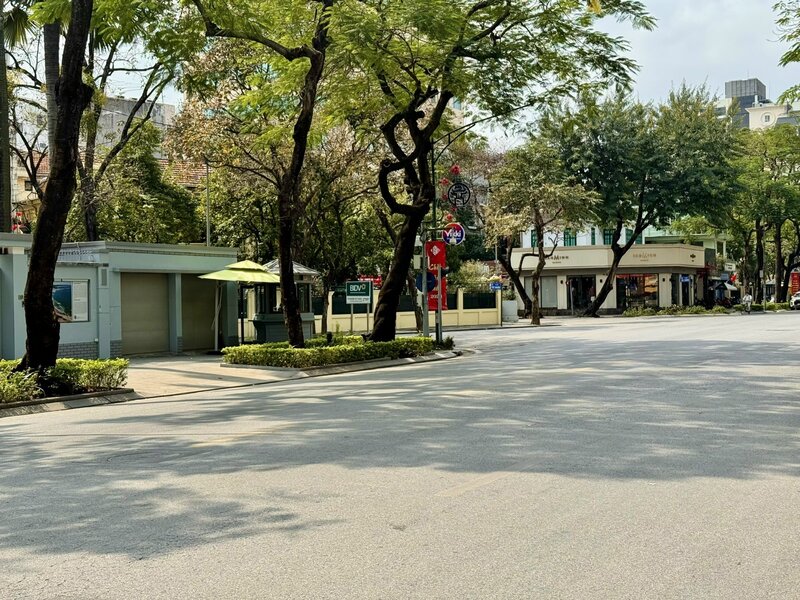 Một góc phố tĩnh lặng của Thủ đô. Ảnh: Diệu Anh