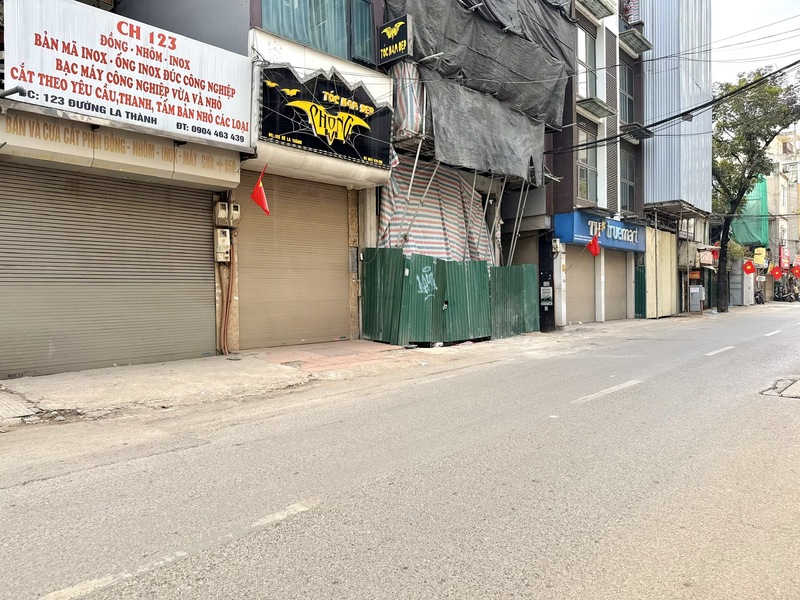 Nhiều cửa hàng tạm đóng cửa để đón giây phút giao thừa. Ảnh: Diệu Anh