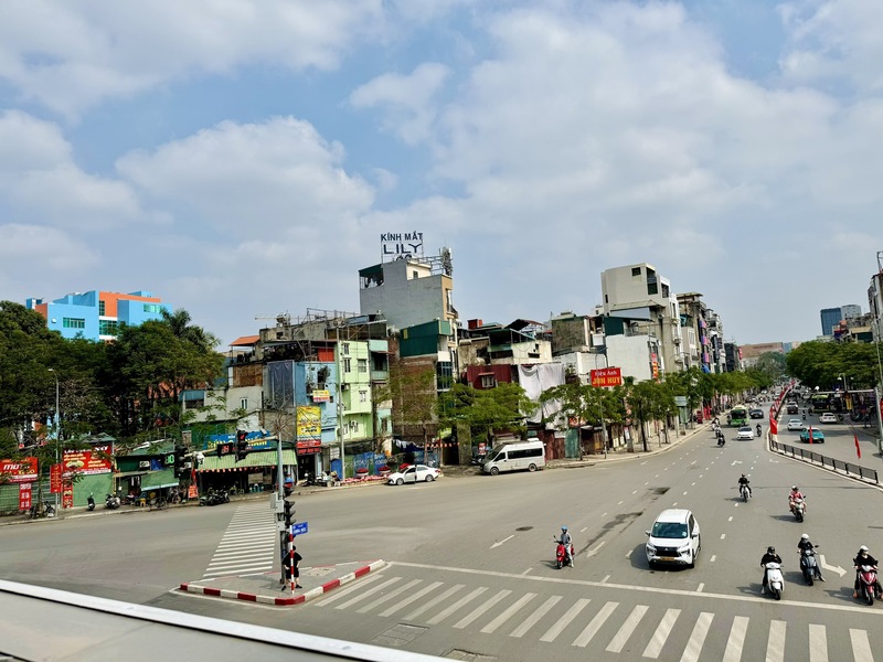 Một tuần trước, dòng người mua bán tấp nập là thế. Hôm nay, chúng ta thấy góc nhìn khác lạ của nút giao Chùa Bộc - Nguyễn Lương Bằng. Ảnh: Diệu Anh