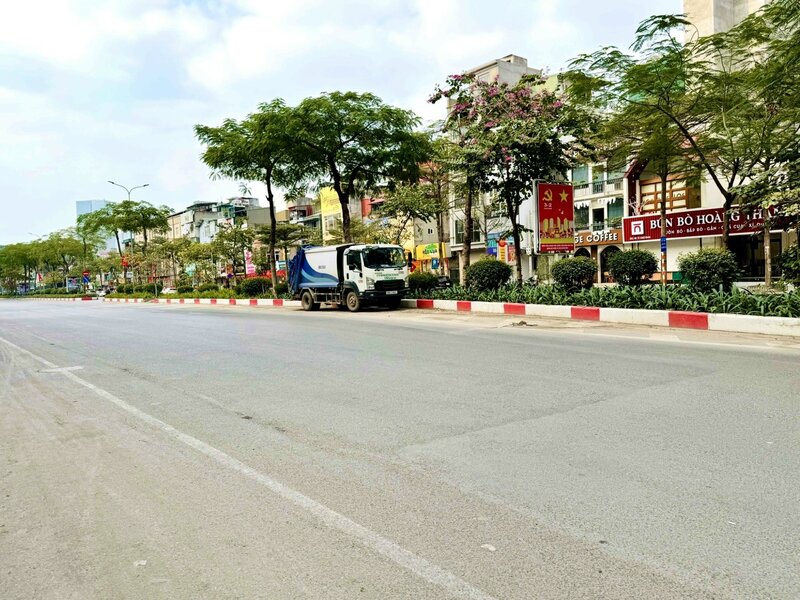 Phố Xã Đàn không còn bóng người trước  thời điểm đón giao thừa  Tết Bính Ngọ 2026. Ảnh: Diệu Anh