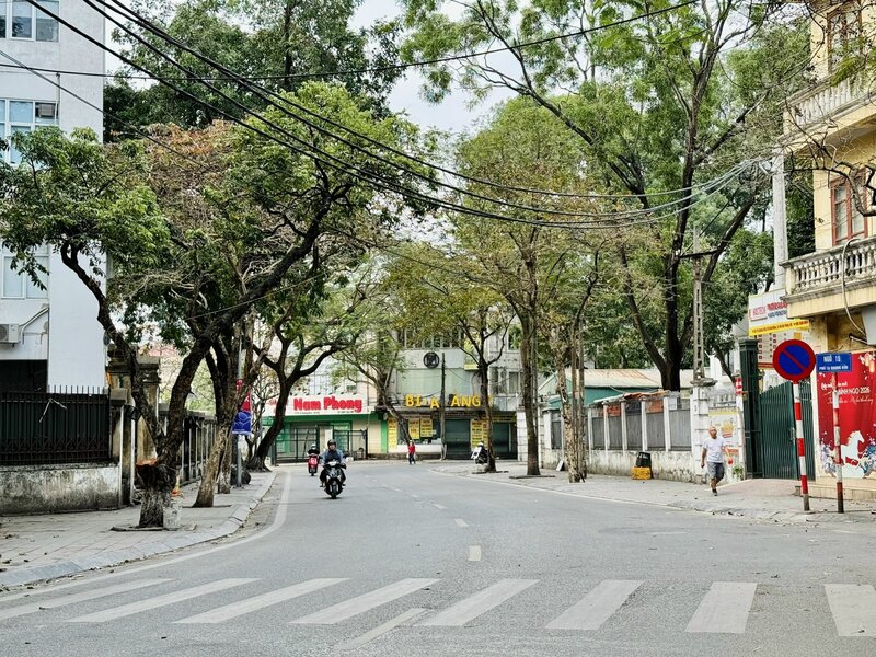 Số ít người dân đi trên đường. Ảnh: Diệu Anh