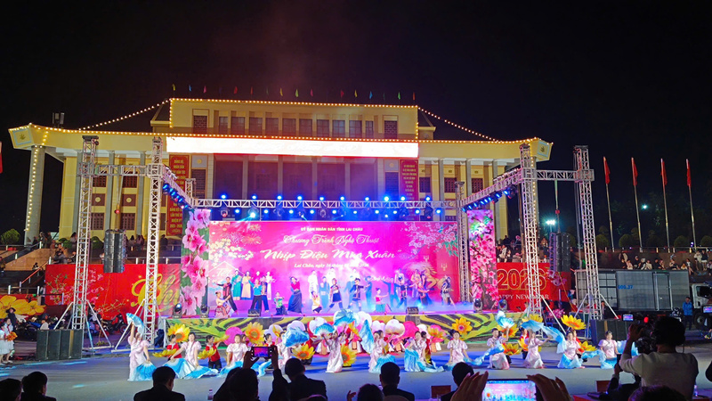 Chương trình nghệ thuật đặc sắc trước giờ bắn pháo hoa.